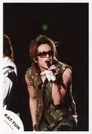 KAT-TUN / Kiyoshi Tanaka / Live photo, above the knees, costume camouflage, left hand microphone, sunglasses, left hand person / Official Official photo