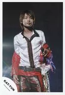 KAT TUN / Yuichi Nakamaru / Live Photo / Above Knee / White Shirt / Red Jacket Off and Off / Top Right Eye / Black Background / Official Official photo