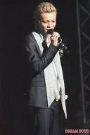 KAT TUN / Sei Tanaka / Live Photo / Costume Black / Shirt White / Stole Gray / Right Hand Microphone / Background Black / DREAM BOYS/2L Size / Official Official photo