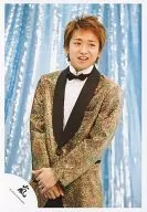 Arashi / Satoshi Ohno / Upper body / Jacket / Gold black / Shirt / White / Double layered / Background / Light blue / Official Official photo