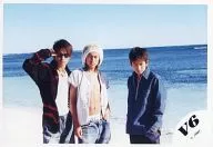 V6/三宅・森田・冈田/横型・膝上・墨镜・牛仔裤・背景海/官方生写真