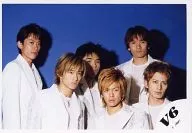 V6 / Gather (6 people) / Horizontal ・ Bust up ・ Costume white ・ Front row Miyake ・ Morita ・ Okada ・ Background blue / Official Official photo