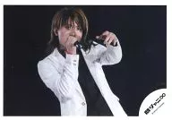 Kanjani Eight / Shodai Yasuda / Live Photo / Upper Body / Horizontal / Costume White / Right Hand Microphone / Background Black / Official Official photo