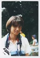 Kinki Kids/堂本光一/バストアップ・ポロシャツ白青・両肩にハンカチ・後ろに人・木・背景緑/公式生写真