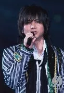 Kinki Kids / Koichi Domoto / Live photo ・ Bust up ・ Jacket 紺白 Stripe ・ Right hand microphone ・ Stole black ・ Background black ・ No frame / Official Official photo