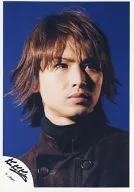 Kinki Kids/堂本光一/顔アップ・衣装茶・背景青/公式生写真