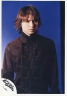 Kinki Kids / Koichi Domoto / Upper Body / Costume Brown / Background Blue / Official Official photo