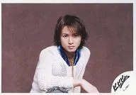 Kinki Kids/堂本光一/横式、膝上、服装白、坐式、右膝、背景灰/正式生写真