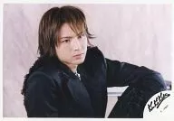 Kinki Kids / Koichi Domoto / Horizontal ・ Bust up ・ Costume black ・ knee raising ・ Background white / Official Official photo