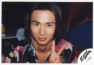 Kinki Kids/堂本光一/横型・顔アップ・衣装黒赤花柄・左手ピース・背景黒/公式生写真