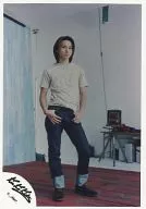 Kinki Kids / Koichi Domoto / Whole Body / Costume T-shirt Gray / Jeans / Both Hands Pocket / Camera / White Background / Official Official photo