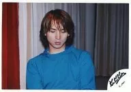 Kinki Kids/堂本光一/横型・バストアップ・衣装水色・背景赤白/公式生写真
