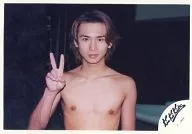 Kinki Kids / Koichi Domoto / Horizontal ・ Bust up ・ Upper body naked ・ Right hand piece ・ Black background / Official Official photo