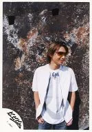 Kinki Kids/堂本光一/膝上・衣装白・インナーグレー・サングラス・両手腰・顔右向き・背景茶/公式生写真