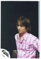 Kinki Kids/堂本光一/上半身・衣装ピンク白・背景黒/公式生写真