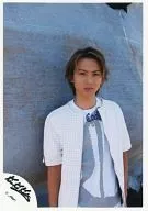 Kinki Kids/堂本光一/上半身・衣装白・インナーグレー・ネックレス・目線正面・背景グレー/公式生写真