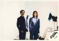 Kinki Kids/堂本光一・堂本刚/横型・膝上・套装黑灰色・双手口袋・双手腰・背景白/正式生写真