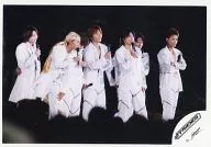 J-FRIENDS/集合(7人)堂本光一・剛・三宅・長野・井原・岡田・坂本/現場照片・橫型・膝上・服裝白・右手麥剋風・腕組/官方生寫真