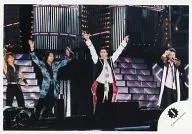 ジャニーズ/集合(4人)堂本光一・堂本剛・長野博・松岡昌宏/ライブフォト・横型・全身・衣装水色白黒・両手上げ・左手マイク/公式生写真