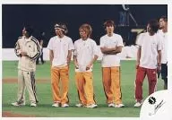 ジャニーズ/集合(6人)堂本光一・三宅・森田・長野・相葉・松岡/横型・全身・衣装ジャージ白黄色赤・腕組み・両手重ね・背景緑/公式生写真