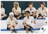 ジャニーズ/集合(5人)堂本光一・山口達也・二宮和也/横型・全身・衣装ジャージ青白・座り・足組み・タオル・背景緑/公式生写真