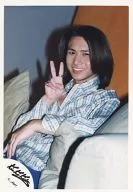 Kinki Kids / Koichi Domoto / Upper body ・ Costume check pattern shirt blue ・ Right hand piece ・ Sitting on sofa ・ Background orange / Official Official photo