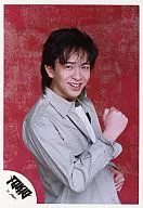 Tokio / Shigeru Kijima / Upper Body / White Shirt / Right Hand Front Chest Gu / Camera Eye View / Mouth Opening / Red Background / Official Official photo
