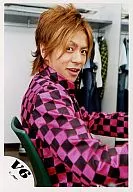 V6/森田剛/上半身・身體向右・襯衫黑色、粉紅色格子・椅子坐/正式生寫真