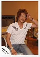 KAT TUN / Hitoshi Akanishi / Knee-Up / Sitting / Left-Hand Hair / Eye View Right / T-Shirt White / bowling alley / Official Official photo