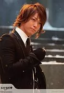 KAT-TUN/龟梨和也/上半身·套裝黑·右手拳·視線右下·背景雪·johnny's web/公式生寫真