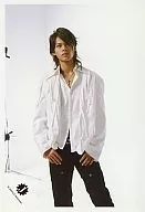 KAT-TUN/上田竜也/膝上・シャツ白・目線右上・両手足・背景白/公式生写真