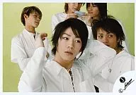 KAT-TUN / Ueda, Kamenashi, Taguchi, Tanaka / Yokogata, Costume White, Center Kamenashi Both Hands Lifted, Background Yellow Green / Official Official photo