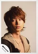 Kanjani Eight / Tadayoshi Okura / Bust up / Beige and black hoodie / Necklace / White background / Lower left eye / Official Official photo