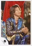 Kanjani Eight / Tadayoshi Okura / Live Photo / Costume Blue / Crouching / Matching Both Hands / Costume Red Behind / Looking Up Right / Smile / Official Official photo