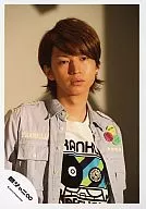 Kanjani Eight / Tadayoshi Okura / Bust up / Gray Jacket / metal badge / Background White / Official Official photo