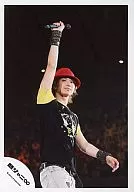 Kanjani Eight / Tadayoshi Okura / Live Photo / Knee-Top / Black Shirt / Bee's Picture / Red Cap / Right Hand Microphone / Background Audience / Black / Official Official photo