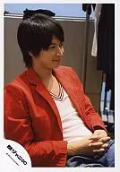 Kanjani Eight / Tadayoshi Okura / Upper Body / Red Jacket / White Shirt / Jeans / Both Hands Matching / Body Facing Right / Official Official photo