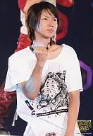 Kanjani Eight / Tadayoshi Okura / Live Photo, Upper Body, White Shirt, Right Hand Fist, Earphone-Microphone, Members behind / Summer! Tour! ワッハッハー! KANJANI ∞ 2008 LIVE TOUR / Official Official photo