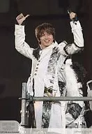 Kanjani Eight / Tadayoshi Okura / Live Photo / Above the knees / Costume white / Above both hands / Left hand microphone / Smile / Background black / Johnny's web/2007-2008COUNTDOEN CONCERT / Official Official photo