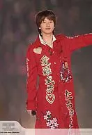 Kanjani Eight / Tadayoshi Okura / Live Photo / Above Knee / Costume Red / Right Hand Microphone / Left Hand Side / Background Audience / Johnny's web/2007-2008COUNTDOEN CONCERT / Official Official photo / Official Official photo