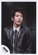 Arashi / Kazuya Ninomiya / Waist / Suit / Black background / Tie Mizutama / Official Official photo