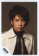 Arashi / Kazuya Ninomiya / Bust up / Costume black and white / Background red / Official Official photo