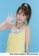 Morning Musume / Ai Takahashi / Costume Yellow / Upper Body / Right Hand / Background Light Blue / Official Official photo