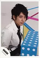 Arashi / Kazuya Ninomiya / Upper body / Jacket white / right facing / Tie black / light blue block / Official Official photo