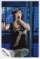 KAT TUN / Akanishi Jin / Live photo, above the knees, black tank top, left hand microphone, right hand front, cap, background blue, silver bracelet / Official Official photo