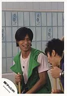 Kanjani Eight / Ryo Nishikido / Upper Body / Green Vest / Pink Shirt / Both Hands Pole / Right Side Member / Background Light Blue Tile Wall / Public Official photo