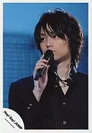 Hey! Say! JUMP / Inao Kei / Busto para cima / Kurogakuran de fantasia / Olho esquerdo / Olho direito / Microfone / Fundo / Fotografia oficial ao vivo