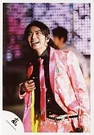 Arashi / Matsujun / Live Photo / Above the Knees / Right Hand Jacket Grip / Left Hand Microphone / Costume Black Pink / One Person Behind / Official Official photo