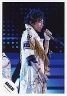 Arashi / Matsujun / Live Photo / Above-Knee / Left-Hand Microphone / Side-Facing / Costume White / Decoration Gold / Background Blue / Official Official photo