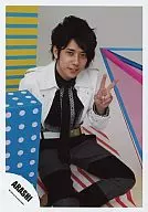 Arashi / Kazuya Ninomiya / Sitting / Left Hand Peace / Costume Black / Jacket White / Official Official photo